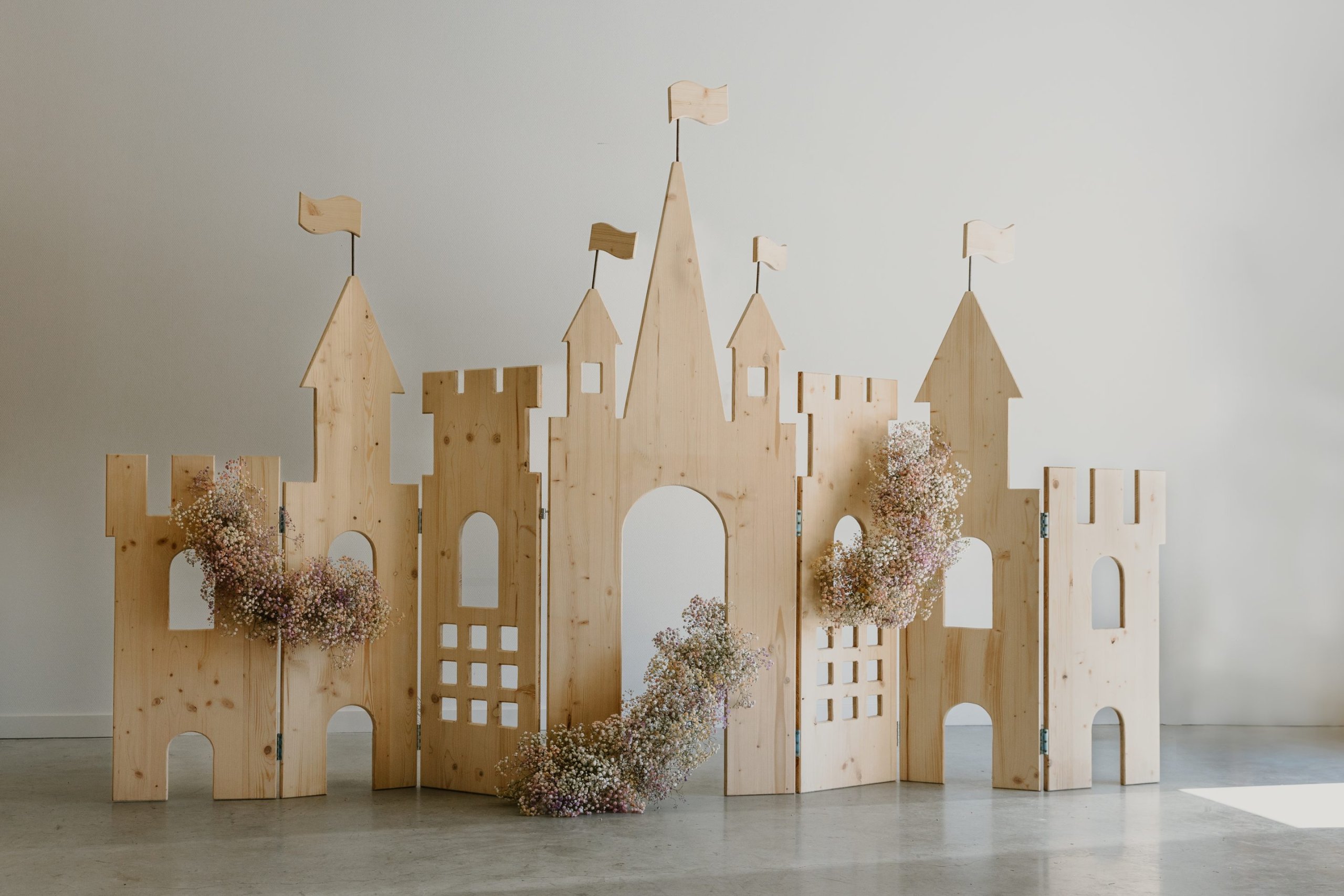 Décors d'un château en bois pour évènements enfants. Location chez Boum des Bambins à Grenoble.