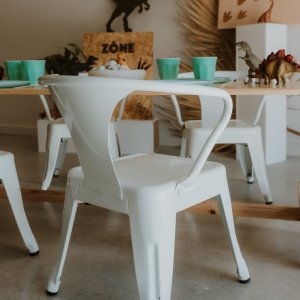 Location de mobilier enfant et décoration Dinosaure à Grenoble pour anniversaire, proposée par Boum des bambins.